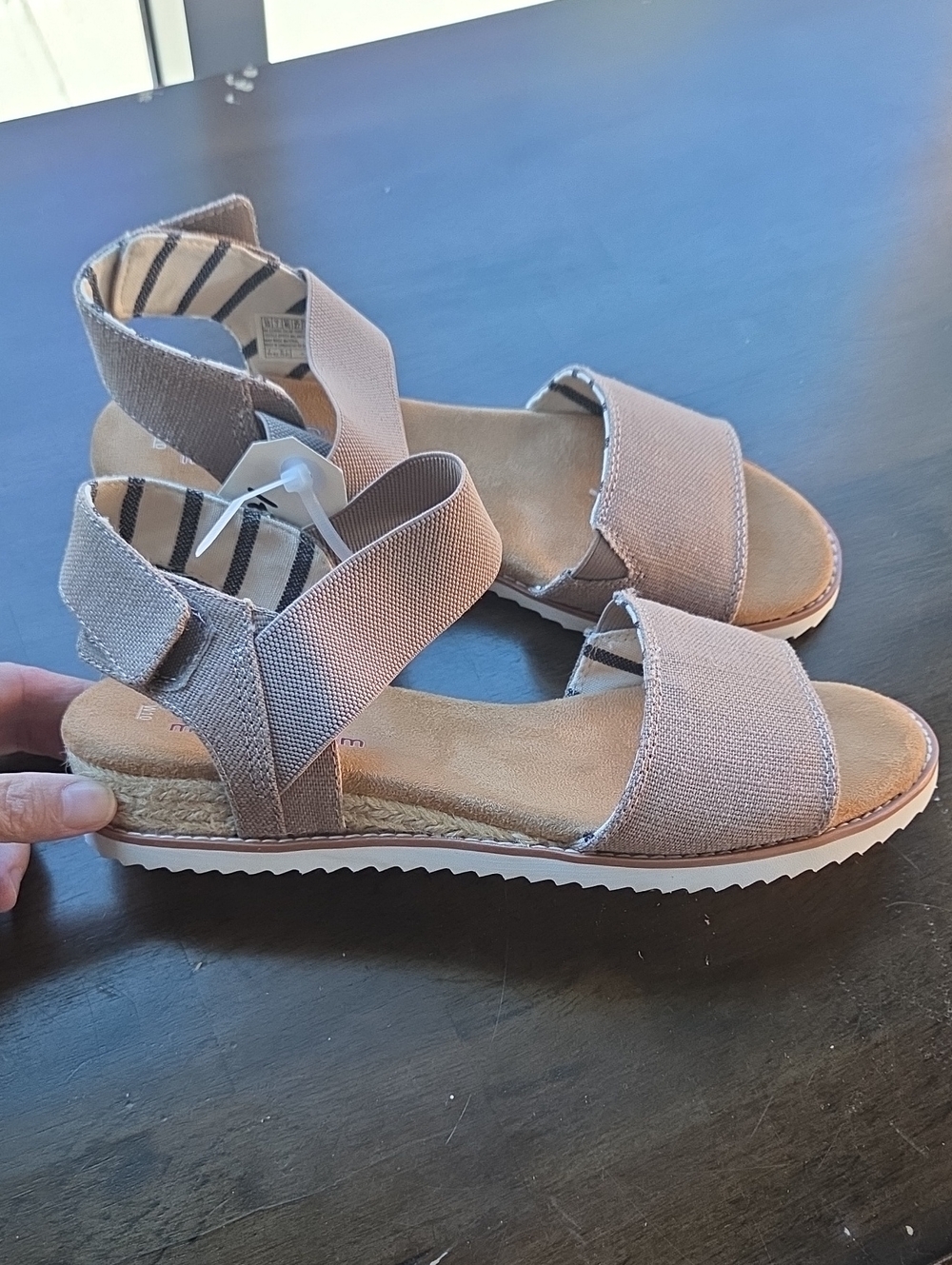 Bobs By Skechers Size 10 Women’s Elastic Strap Sandals in Light Brown NEW